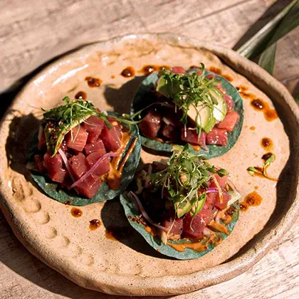 tostadas con ingredientes frescos