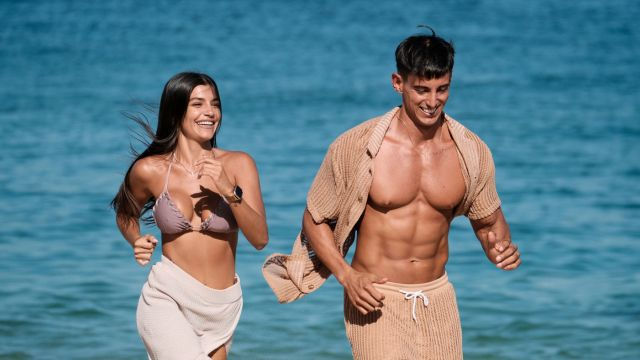 pareja corriendo por la playa de Tamara Los Cabos