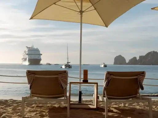sunbeds with ocean view at Tamara Cabo