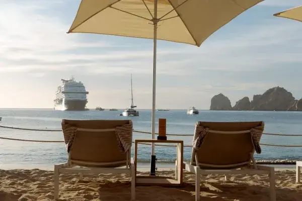 sunbeds with ocean view at Tamara Cabo